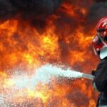 Edificio de apartamentos se incendia tras ataque con misiles en Kyiv