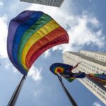 El 30 % de los adultos LGBTQ+ han sufrido discriminación o exclusión de los servicios financieros, según un estudio