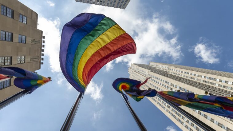 El 30 % de los adultos LGBTQ+ han sufrido discriminación o exclusión de los servicios financieros, según un estudio