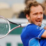 El No. 1 del mundo Daniil Medvedev, expulsado de Wimbledon, finaliza la temporada de hierba con la derrota de cuartos de final en Mallorca