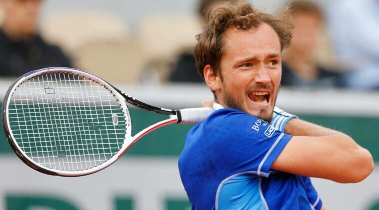 El No. 1 del mundo Daniil Medvedev, expulsado de Wimbledon, finaliza la temporada de hierba con la derrota de cuartos de final en Mallorca
