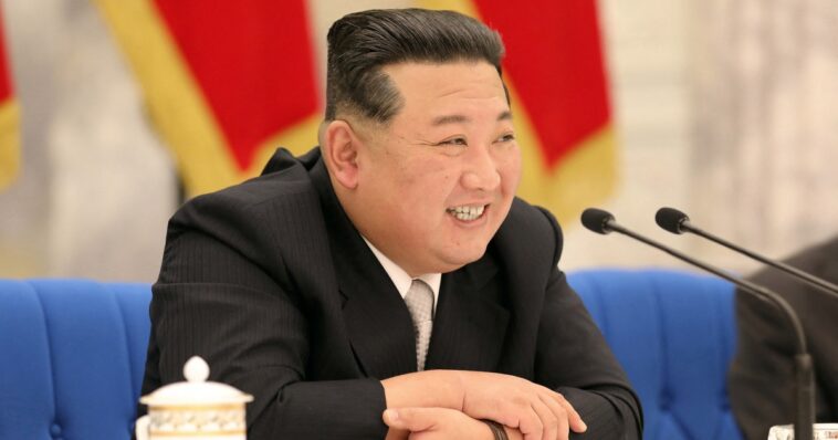 El ejército de Kim y Corea del Norte aprueba planes para fortalecer la "disuasión de guerra"