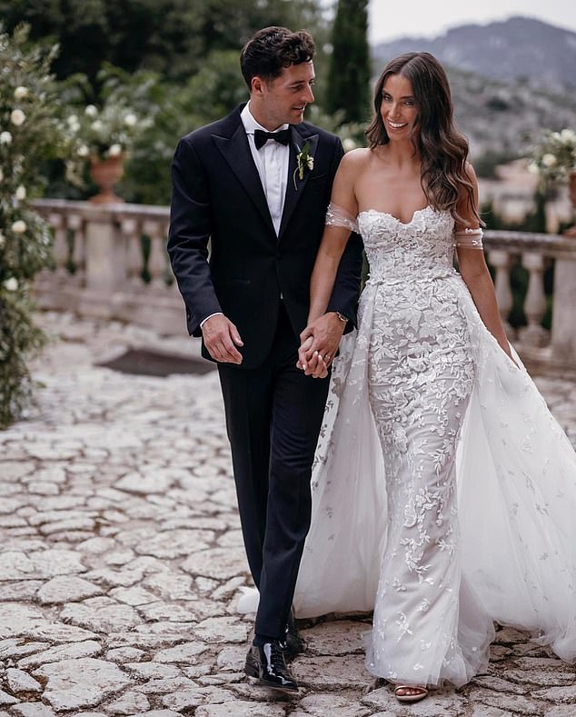Romántico: Ryan Mason y Rachel Peters se casaron en una impresionante ceremonia de boda el viernes en Mallorca