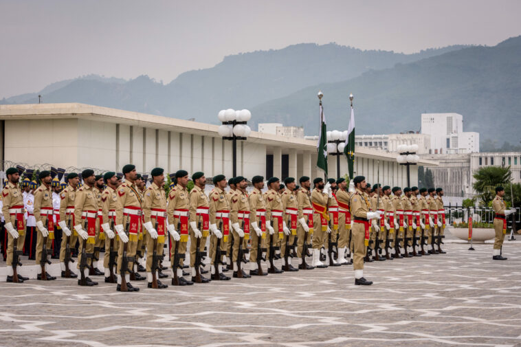 El general Bajwa ha reformado el ejército pakistaní y fortalecido la democracia - Fair Observer