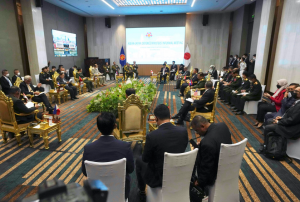 Los miembros de la ASEAN asisten a una reunión durante la Reunión Informal de Ministros de Defensa de la ASEAN Japón en Phnom Penh, Camboya, el miércoles.  (AP)