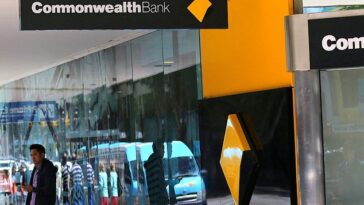 El prestamista inmobiliario más grande de Australia aumentó sus tasas hipotecarias fijas en 1,4 puntos porcentuales en una clara señal de que espera un aumento en las tasas de interés oficiales.  El Commonwealth Bank elevó el jueves sus tasas hipotecarias fijas tanto para los propietarios-ocupantes como para los inversores que buscan plazos de uno a cinco años (en la foto, una sucursal bancaria de Sydney)