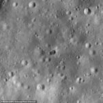 ¿Puedes ver dónde el cohete se estrelló contra la luna?  El cráter de impacto fue creado por un misterioso cohete propulsor en marzo y fue descubierto por el Orbitador de Reconocimiento Lunar de la NASA.