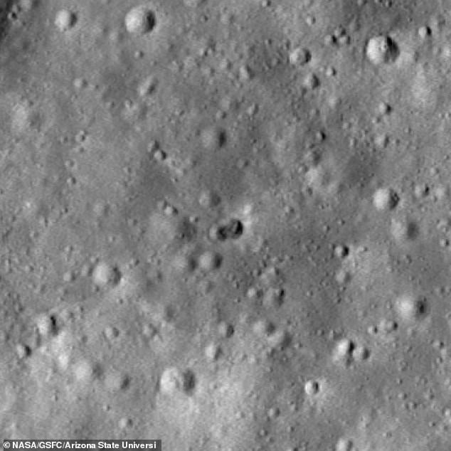 ¿Puedes ver dónde el cohete se estrelló contra la luna?  El cráter de impacto fue creado por un misterioso cohete propulsor en marzo y fue descubierto por el Orbitador de Reconocimiento Lunar de la NASA.