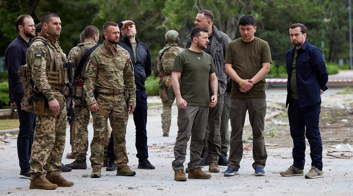 El presidente de Ucrania visita a los soldados en el frente sur
