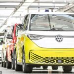 Volkswagen (VW) planea superar a Tesla para 2025 y lo hará golpeando cuando el hierro está caliente