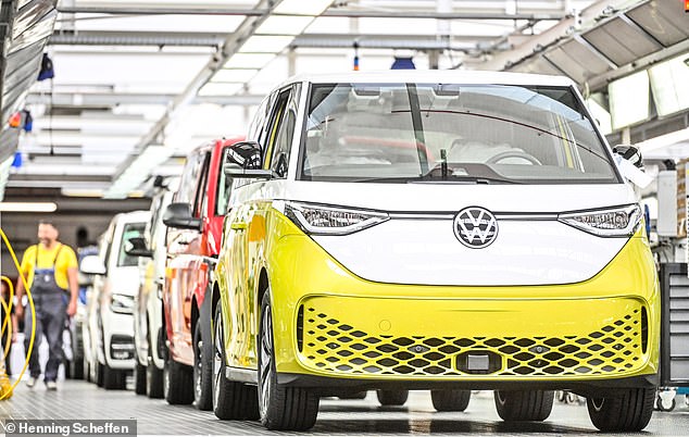 Volkswagen (VW) planea superar a Tesla para 2025 y lo hará golpeando cuando el hierro está caliente