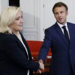 El presidente francés Emmanuel Macron, a la derecha, se reúne con la líder francesa de extrema derecha Rassemblement National (RN) y miembro del parlamento Marine Le Pen en el Palacio del Elíseo en París, Francia, el martes 21 de junio de 2022