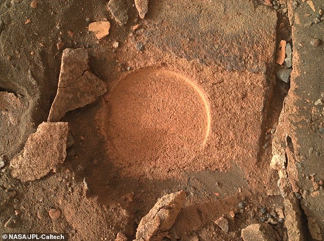 Casi dos meses después de comenzar su búsqueda de vida pasada en Marte, el rover Perseverance de la NASA todavía tiene que recolectar muestras de rocas viables.  Se sabe que los frágiles materiales arcillosos a los que apunta el rover se fracturan, agrietan y desmoronan durante el proceso de abrasión y extracción de muestras.
