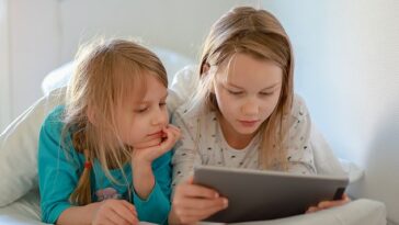 Un nuevo estudio descubrió que los niños de entre seis y 10 años pasaron una hora y 23 minutos más mirando las pantallas cada día durante la pandemia, el salto más grande de todos los datos demográficos.