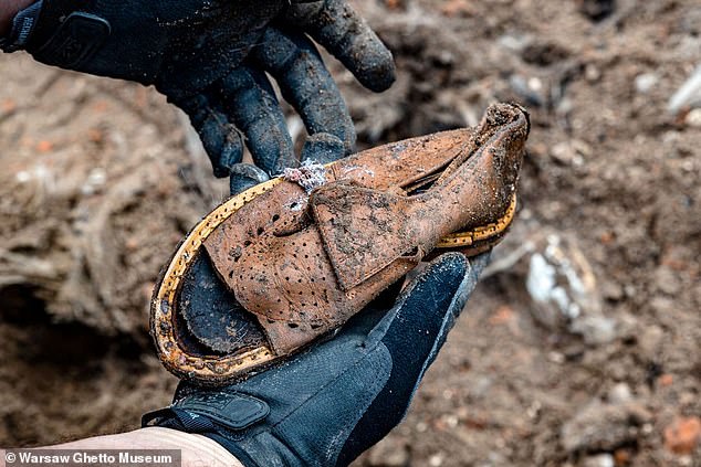 Se descubrió un zapato de cuero entre los escombros del gueto de Varsovia que, según los arqueólogos, pertenecía a una niña judía de 10 años que estuvo encarcelada en el gueto durante la Segunda Guerra Mundial.