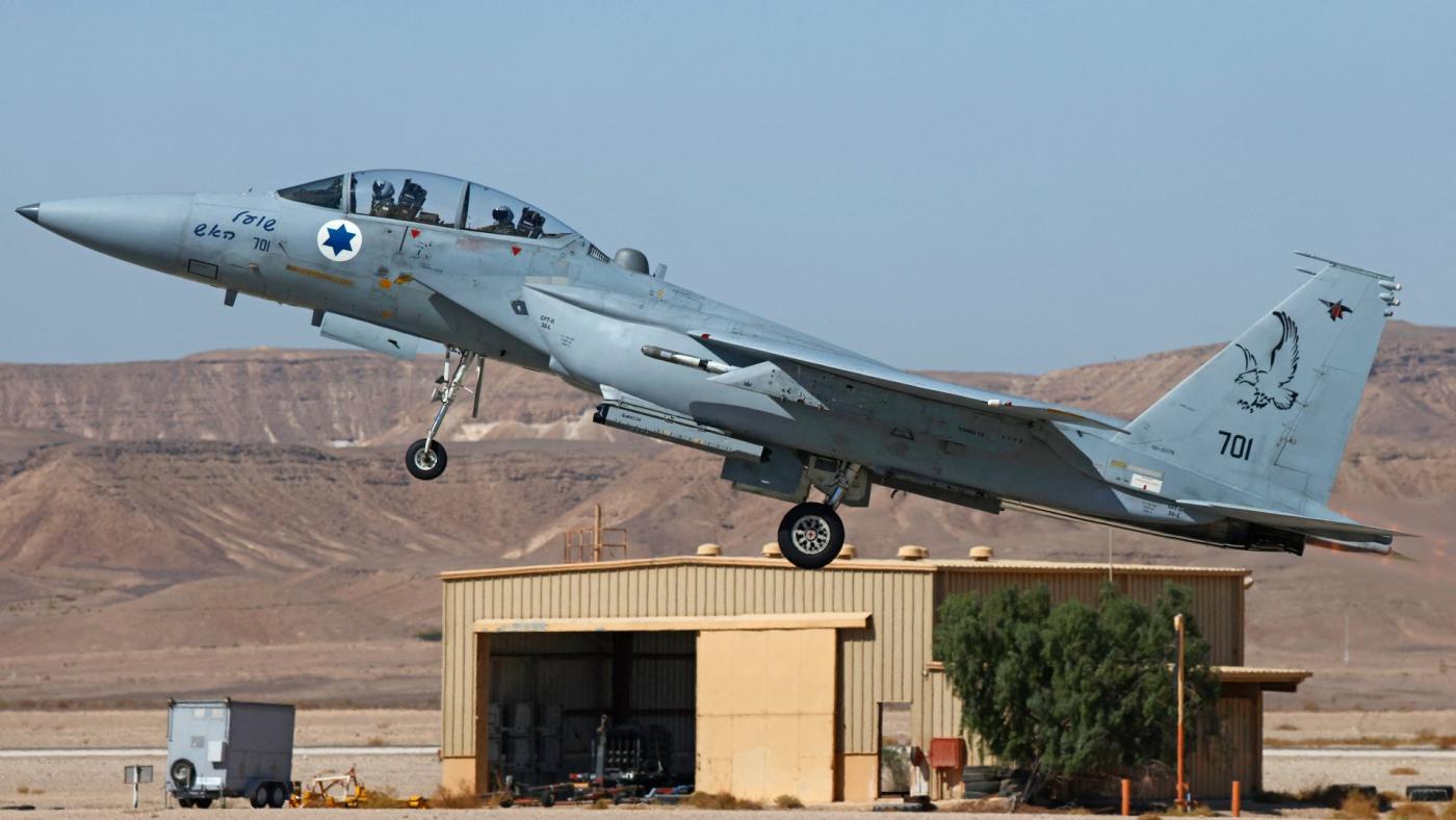 Un caza F-15 de la fuerza aérea israelí despega durante un ejercicio multinacional de defensa aérea en la base de la fuerza aérea de Ovda, al norte de la ciudad israelí de Eilat, el 24 de octubre de 2021.