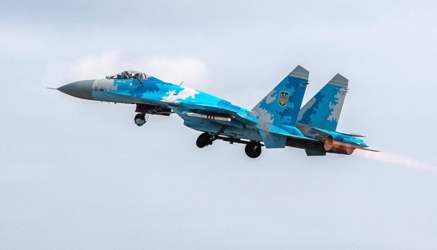 Fuerzas aéreas ucranianas atacan depósito de municiones y vehículos blindados de combate enemigos
