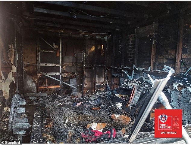 La casa de la familia en el suburbio de Smithfield, en el oeste de Sydney, fue destruida por completo por el fuego.