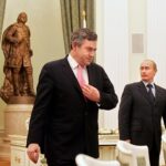Gordon Brown afirma que Occidente 'fracasó' en hacer frente a Vladimir Putin durante años y revela que el presidente ruso lo amenazó durante una visita oficial a Moscú cuando era canciller.  En la foto: Brown (izquierda) y Putin (derecha) durante una reunión en el Kremlin el 11 de febrero de 2006.