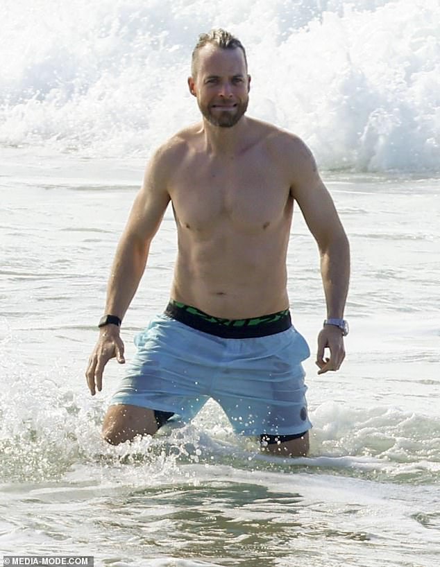 Hamish Blake comenzó su gran día de Logies con un baño relajante en una playa de Gold Coast