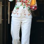 ¡Ella está toda conmocionada!  Heather Mills, de 54 años, canalizó a Elvis con un traje de pantalón acampanado blanco para cenar en Cecconi's en Londres el miércoles.