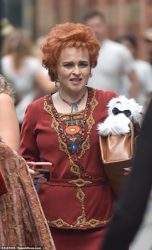 Guau: Helena Bonham Carter se puso una peluca rojiza mientras se transformaba en el ícono de Crossroads Noele Gordon para continuar filmando a Nolly en Manchester el viernes.