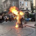 Un hombre vestido como el ángel de la muerte se prendió fuego frente a transeúntes horrorizados en Estambul.
