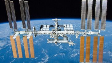 La Estación Espacial Internacional (ISS, representada aquí) tuvo que desviarse para evitar colisionar con los desechos espaciales de una prueba de misiles antisatélite rusos.