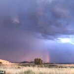 La tormenta perfecta se formó sobre Hollister, California esta semana y produjo un arcoíris y destellos de luz al mismo tiempo.
