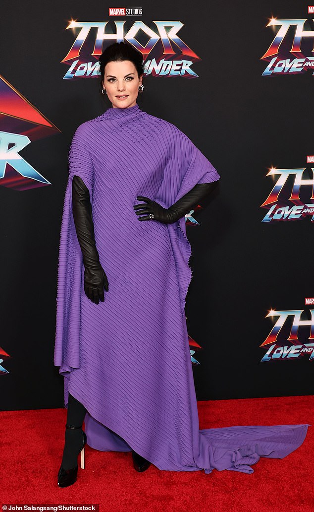 Estreno de superhéroes: Jaimie Alexander, de 38 años, asistió el jueves al estreno de Thor: Love And Thunder en Los Ángeles.
