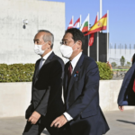 El primer ministro japonés, Fumio Kishida (al frente), llega a Madrid el 28 de junio de 2022, luego de asistir a una cumbre del Grupo de los Siete en el sur de Alemania.  En Madrid, Kishida asistirá a una cumbre de dos días de la Organización del Tratado del Atlántico Norte a partir del 29 de junio. (Kyodo)
