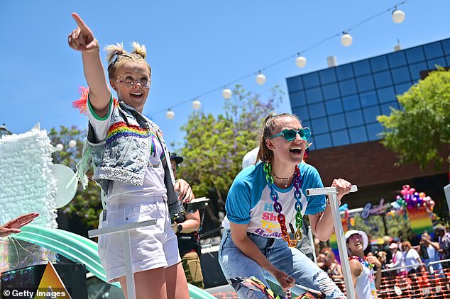 ¡De nuevo en!  JoJo Siwa ha confirmado que ha reavivado su relación con su novia Kylie Prew y reveló que están 'estableciendo nuevos límites' para que funcione, como se les ve en el Desfile del Orgullo en West Hollywood a principios de este mes.