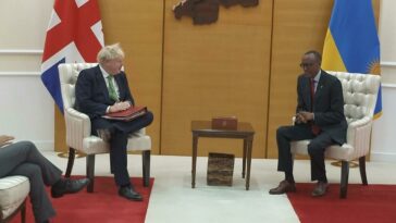 Johnson defiende acuerdo migratorio en visita a Ruanda