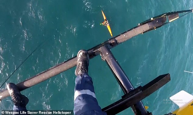 Los rescatistas vieron el kayak de color naranja brillante a 4 km mar adentro después de que el hombre fuera arrastrado por un fuerte oleaje (en la foto)