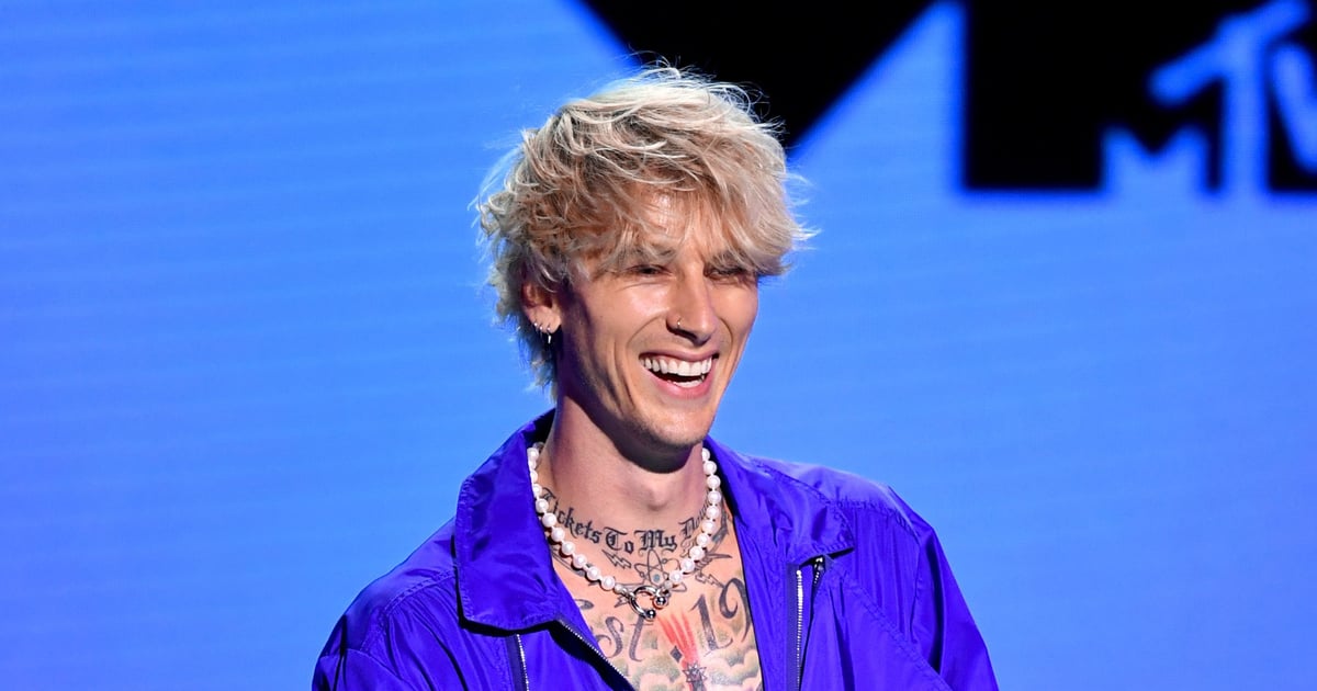 La definición de multitarea de Machine Gun Kelly se está tatuando durante el ensayo de la gira