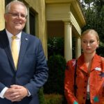 La australiana del año 2021 Grace Tame (derecha) le da al entonces primer ministro Scott Morrison una mirada desdeñosa a The Lodge en Canberra el martes 25 de enero de 2022