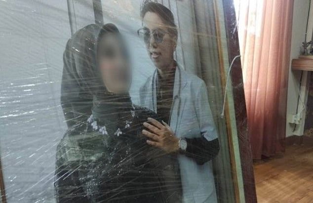 Las imágenes mostradas en los medios locales afirmaban mostrar a NA y su 'esposo' Ahnaf Arrafif, cuyo verdadero nombre es Erayani.