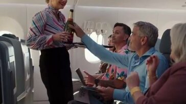 La estrella australiana de Bachelor, Romy Poulier, tiene un cameo sorpresa como asistente de vuelo en la nueva película de George Clooney, Ticket to Paradise, que filmó en Australia el año pasado.