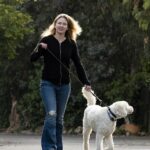 Justine Musk, de 49 años, saca a pasear a su perro el miércoles por la noche