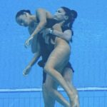 La nadadora estadounidense Anita Álvarez es rescatada del fondo de la piscina después de desmayarse en el Campeonato Mundial de Natación