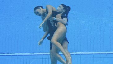 La nadadora estadounidense Anita Álvarez es rescatada del fondo de la piscina después de desmayarse en el Campeonato Mundial de Natación
