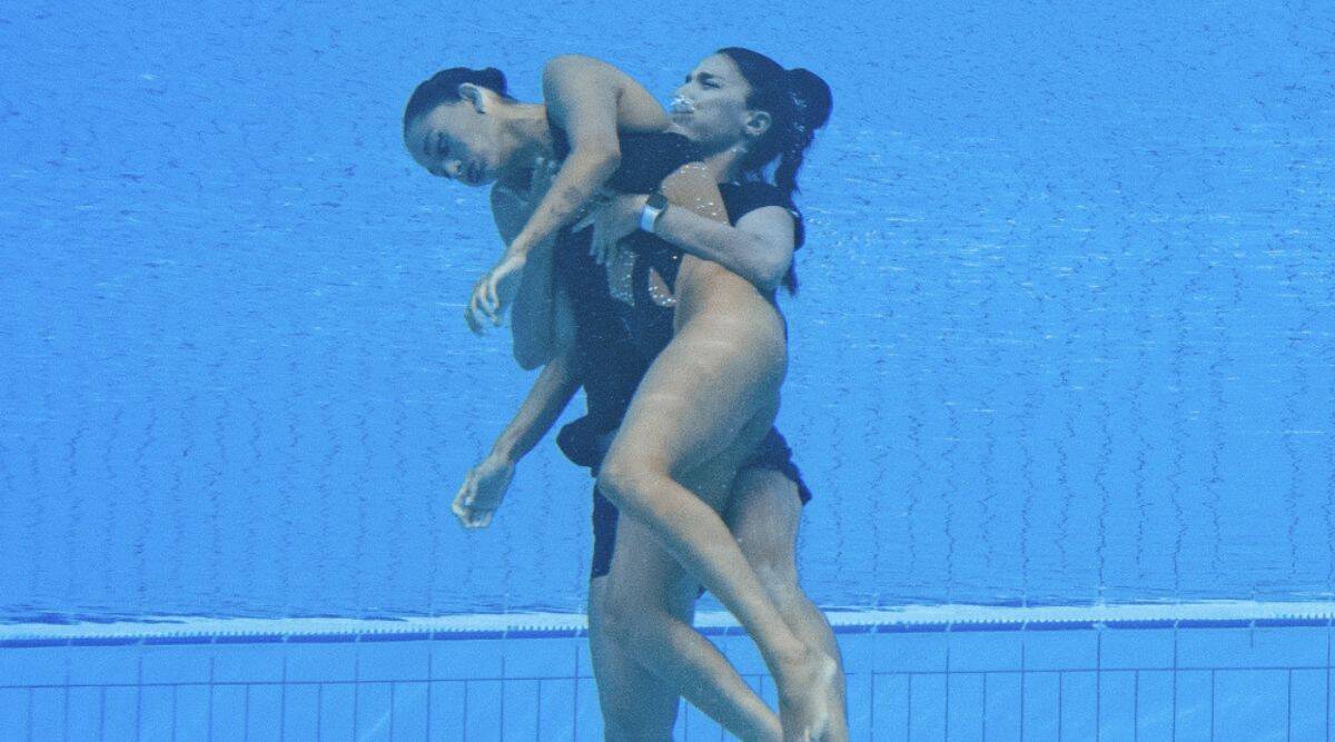 La nadadora estadounidense Anita Álvarez es rescatada del fondo de la piscina después de desmayarse en el Campeonato Mundial de Natación
