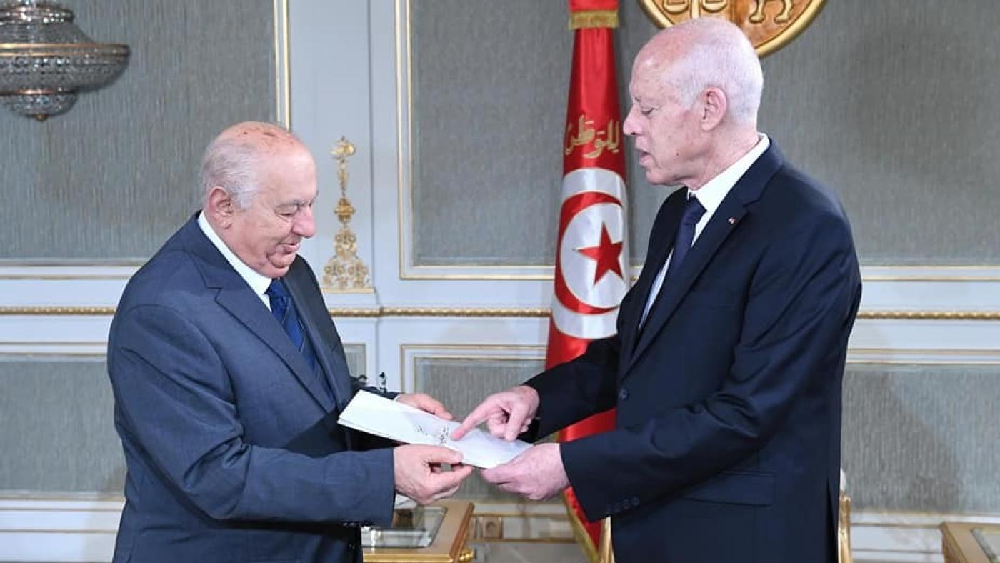 Sadeq Belaid, jefe del comité de redacción, entrega al presidente de Túnez, Kais Saied, un borrador de constitución en el Palacio de Cartago, 20 de junio de 2022 (Twitter/Presidencia tunecina)