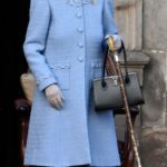 ¡Brillando en azul!  La Reina es toda sonrisas mientras asiste al Desfile de la Compañía Real de Arqueros Reddendo en los jardines del Palacio de Holyroodhouse.