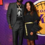 Lebron James (izquierda) y Naomi Osaka (derecha) posan para una foto después de un partido de Los Angeles Lakers en el Staples Center en 2019; ahora son socios comerciales de la productora de medios 'Hana Kuma'.