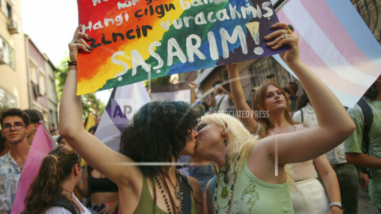 Las autoridades turcas arrestan a decenas en Estambul por prohibir la Marcha del Orgullo