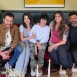 Las embarazadas Sonam Kapoor y Anand Ahuja reciben a Maheep Kapoor, Sanjay Kapoor en su casa de Londres y les invitan a un gran almuerzo.