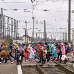Los niños evacuados llegan a una estación de tren en Lviv después del estallido de la guerra.  La ONU investiga denuncias de deportación de niños a Rusia