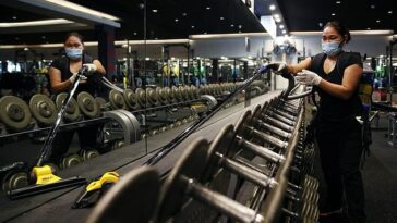 Se ve a un limpiador pasando la aspiradora en City Gym en East Sydney.  Los limpiadores están viendo cómo se disparan sus salarios