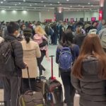Ya se han formado enormes colas en el aeropuerto de Melbourne cuando los australianos intentan escaparse durante las vacaciones escolares.
